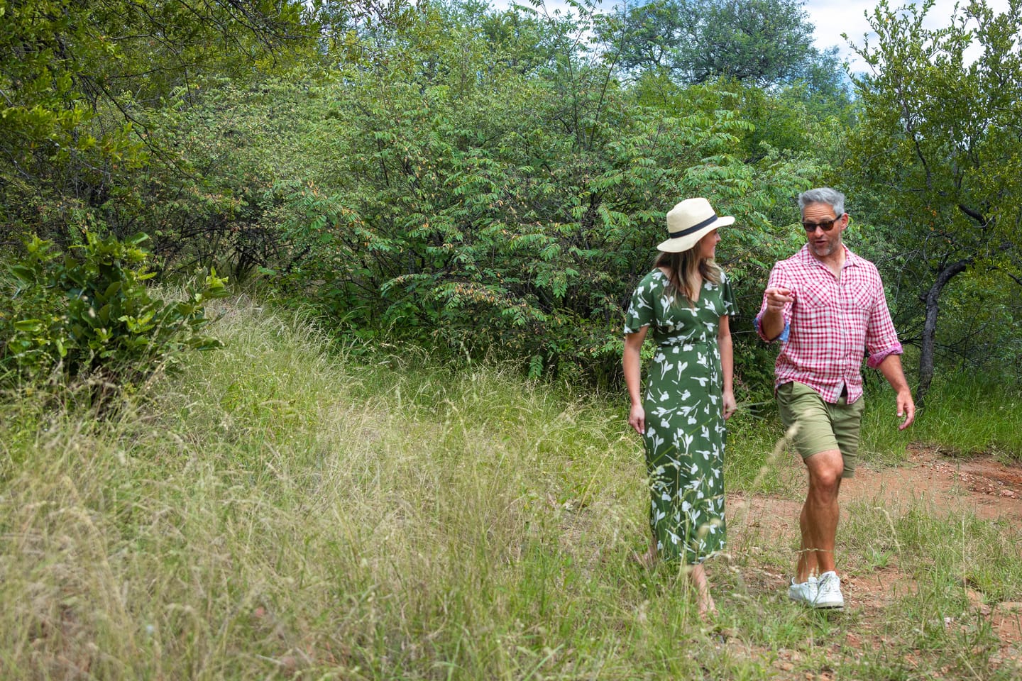 A morning bush walk takes place at Oase.